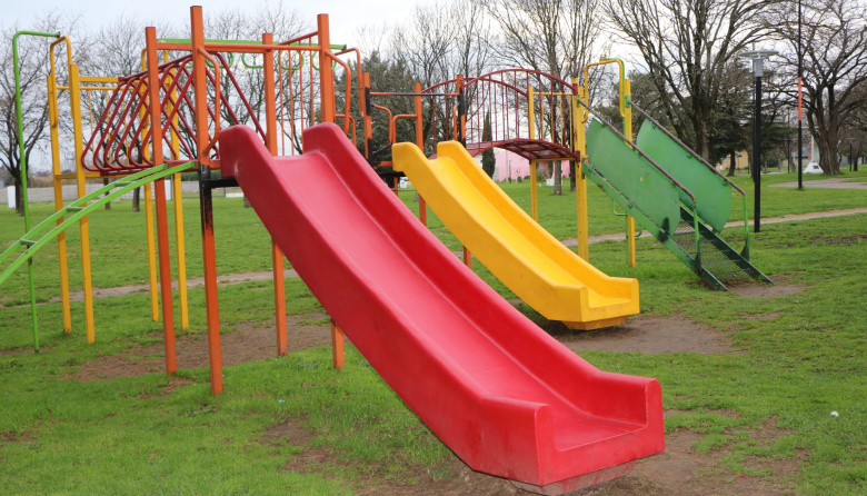 San Cayetano renueva sus plazas: nuevos juegos y una inversión de $4 millones