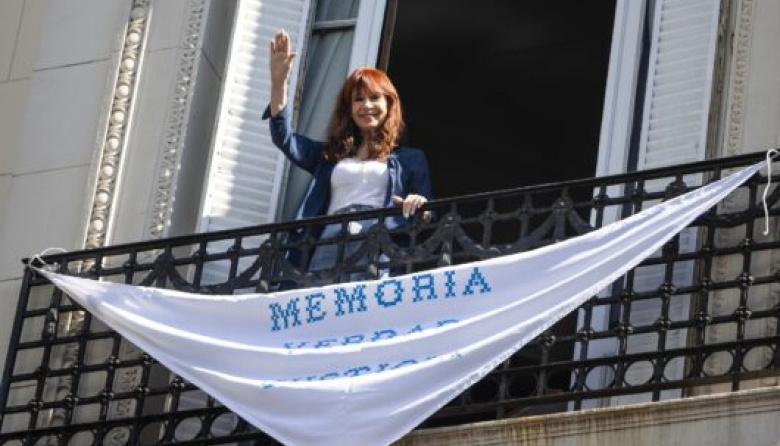 “Jamás me doblegaré”: Cristina denunció su proscripción y prometió “volver a caminar juntos”