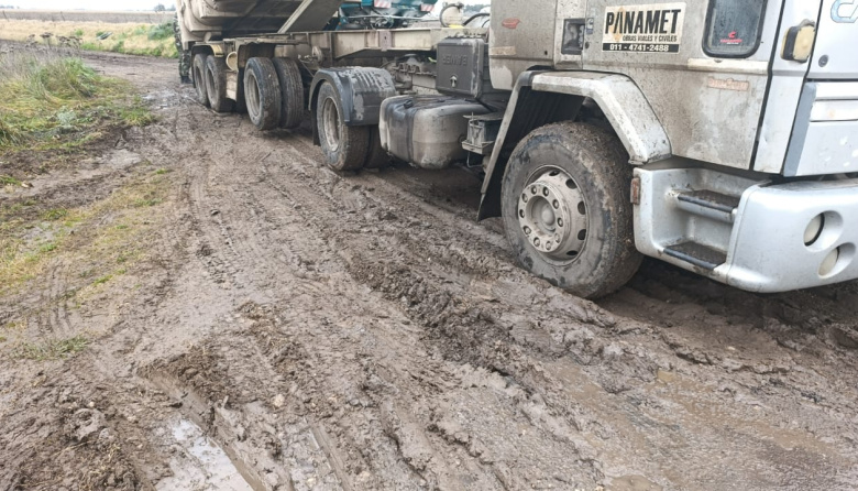 Un camionero se ganó una infracción por circular por un camino rural después de la lluvia
