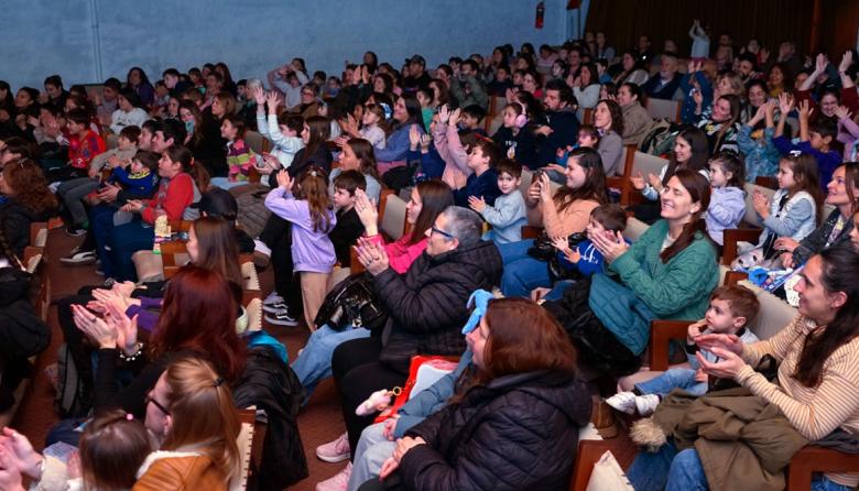 El plan que eligieron muchas familias en Necochea: teatro gratis y sala llena