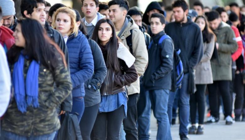 El empleo, el peor frente social del Gobierno de Milei: crecen la informalidad y la vulnerabilidad juvenil