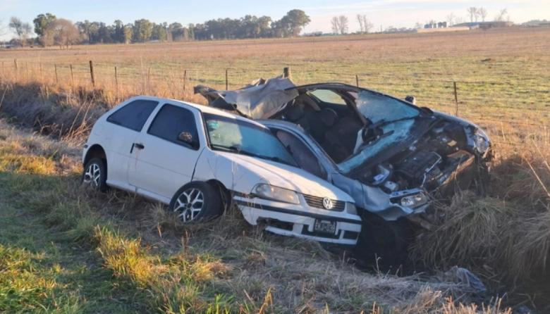 Dos autos embistieron a caballos sueltos y terminaron en la cuneta