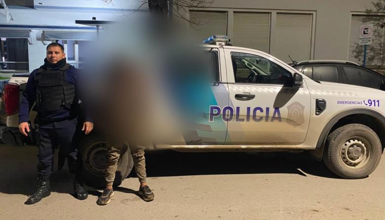 Detuvieron a un hombre con pedido de captura y a otro que tenía un revólver con la numeración borrada