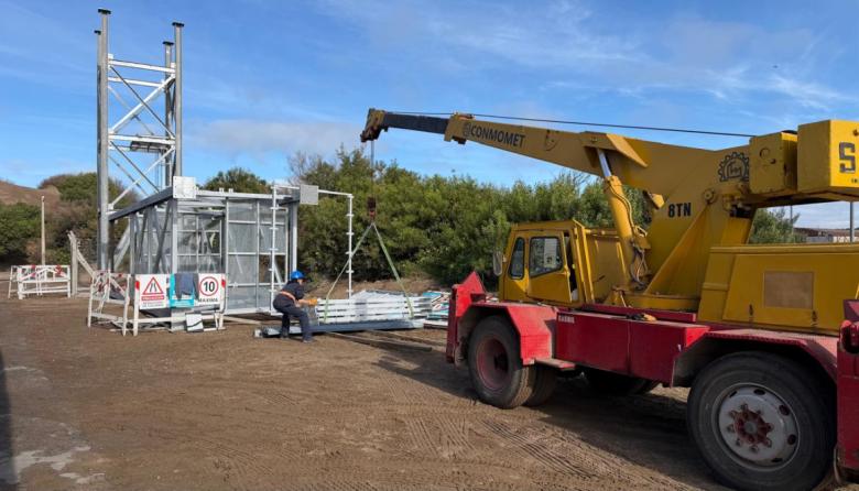 Avanza la nueva baliza de Puerto Quequén: mejorará la entrada y salida de buques