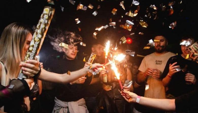 Cumpleañeros de julio festejan gratis este viernes: pizza libre, música y baile en WO