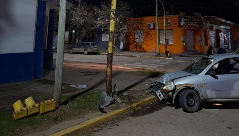 Perdieron el control del auto y terminaron impactando contra un semáforo en Quequén