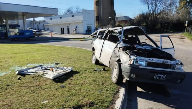 Dos jóvenes resultaron gravemente heridos tras volcar en la rotonda de acceso a Sierras Bayas