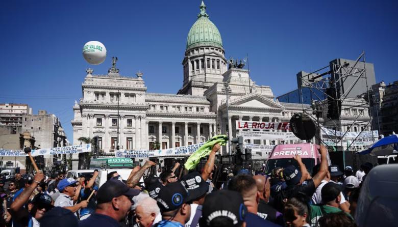 Marcha al Congreso contra la ley que elimina los topes a la compra de tierras por extranjeros