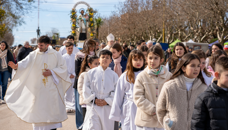 San Cayetano celebró a su Santo Patrono con una multitudinaria procesión, misa y folklore