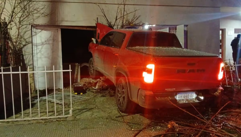 Manejaba alcoholizado y terminó con la camioneta dentro de la casa de un jubilado