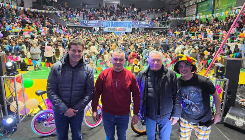 Santín había prometido enfrentar la reforma laboral, pero recibió y elogió al senador Abad en un acto de UTHGRA