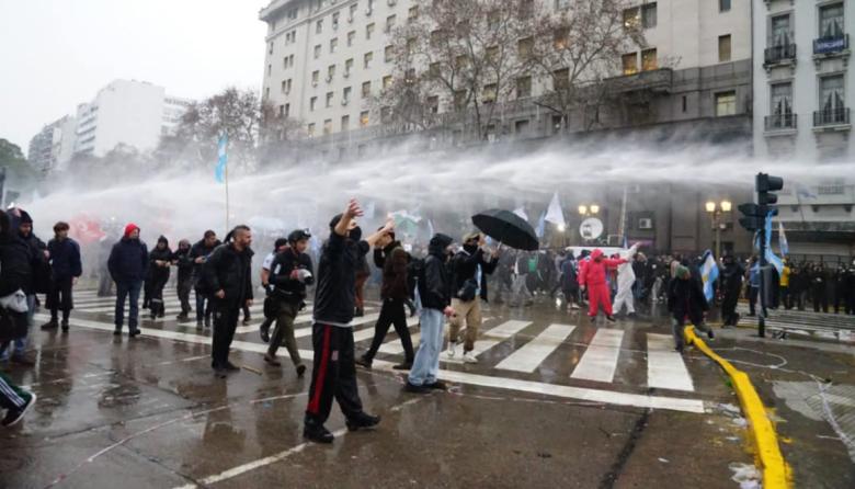 Represión, detenidos y una ley recortada: cómo terminó la protesta y qué aprobó el Senado