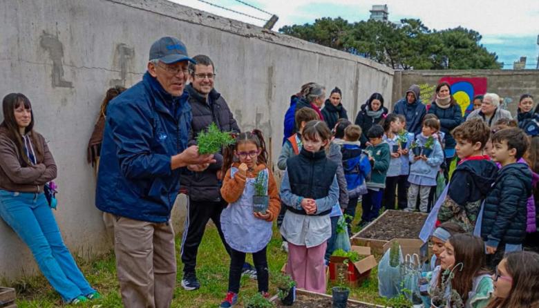 Más de 200 chicos plantaron hortalizas, aromáticas y especies nativas en la Escuela Nº 50