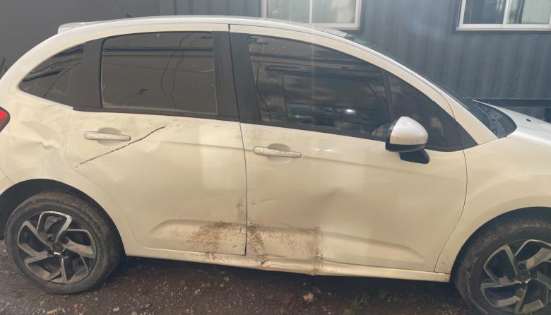 Chocó una moto, el conductor huyó y la Policía descubrió que el auto tenía pedido de secuestro por robo