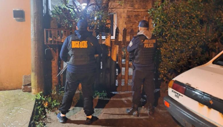 Cocaína, marihuana y un revólver: dos aprehendidos tras varios allanamientos