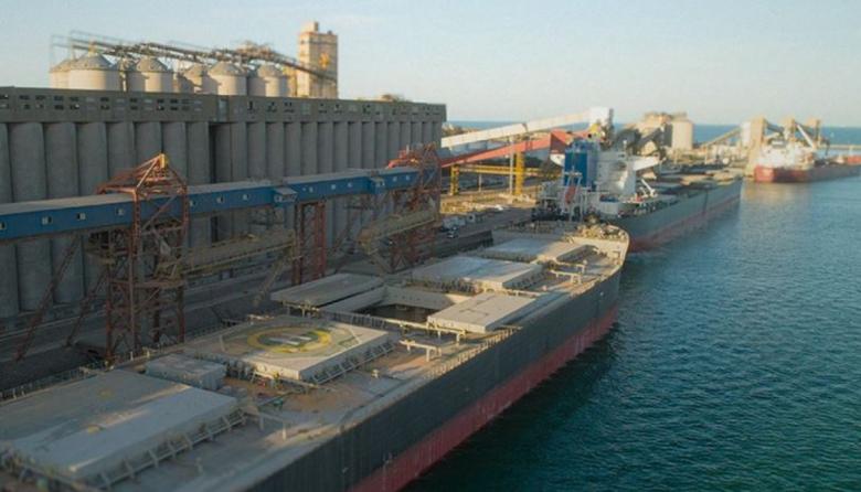 La desregulación de Milei desató un conflicto que frenó los buques en Puerto Quequén