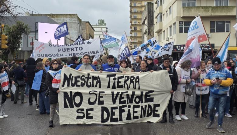 “Las Malvinas son argentinas y el resto del país también”: las voces de la marcha en Necochea