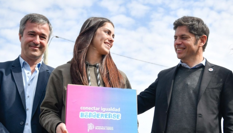 Kicillof vuelve a Lobería: entregará escrituras, 77 netbooks y equipamiento