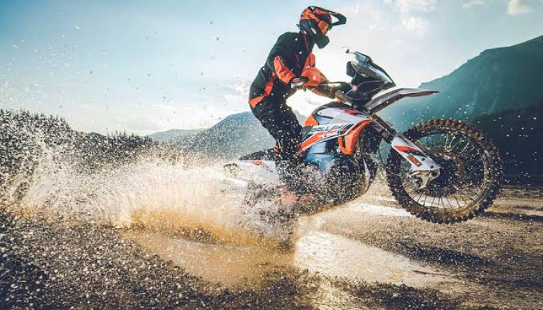 Cuando termina el asfalto: cómo preparar una moto para off-road ligero