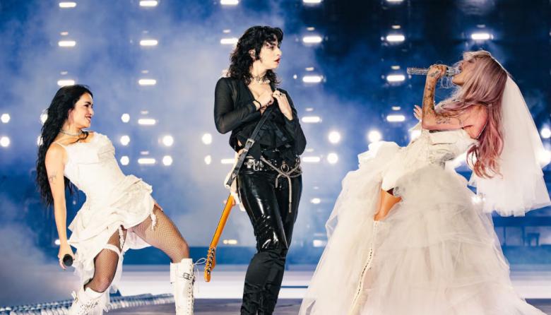 Lali, Tini y Marilina revolucionaron River con “Like a Virgin” y un beso final