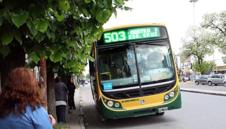 En plena sesión, el Ejecutivo prorrogó por 150 días el servicio de colectivos