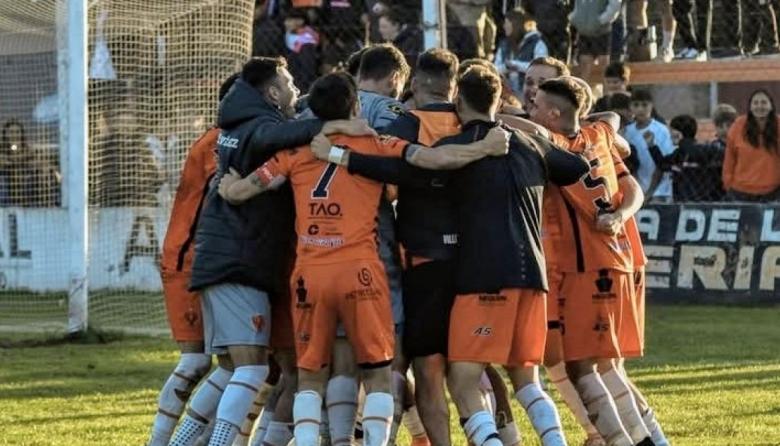 Villa Díaz Vélez ganó la Zona A, Estación Quequén festejó el ascenso y el fútbol local entra en su definición