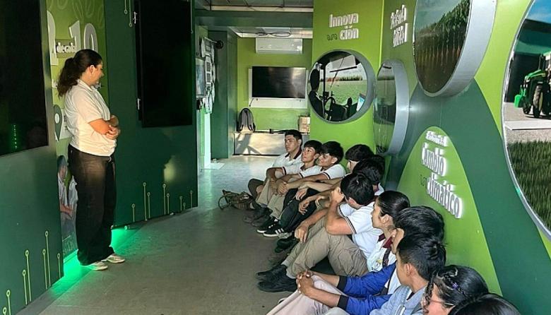 Un museo dentro de un camión llega a la Plaza Dardo Rocha para explorar la tecnología del agro