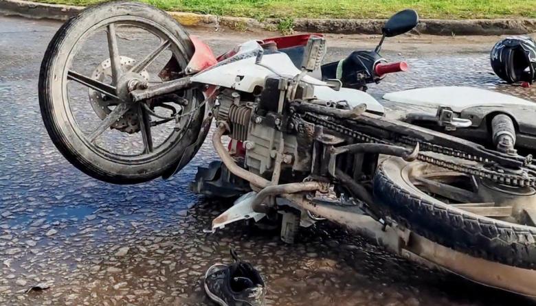 Fuerte choque en avenida 59 y 70: un motociclista terminó hospitalizado