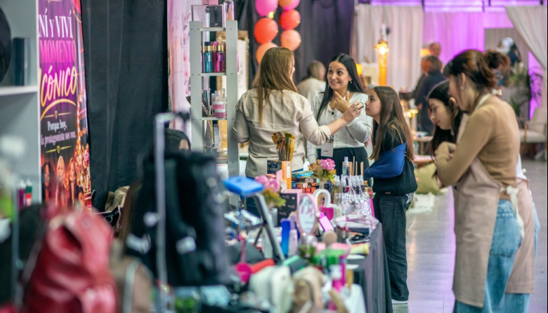 Mujeres Icónicas llega a Necochea: dos días de regalos, música y encuentros con espíritu navideño