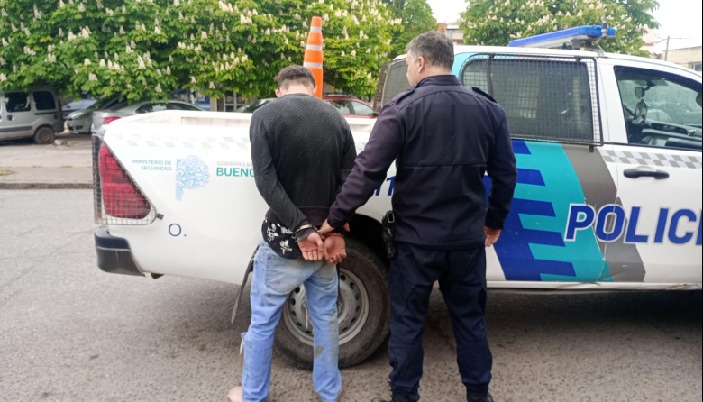Fueron por un conflicto en la calle y detuvieron a un hombre con dos órdenes de captura