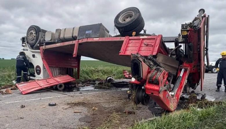Un camionero de Necochea resultó herido tras volcar en la Ruta 228: chocó con una pulverizadora