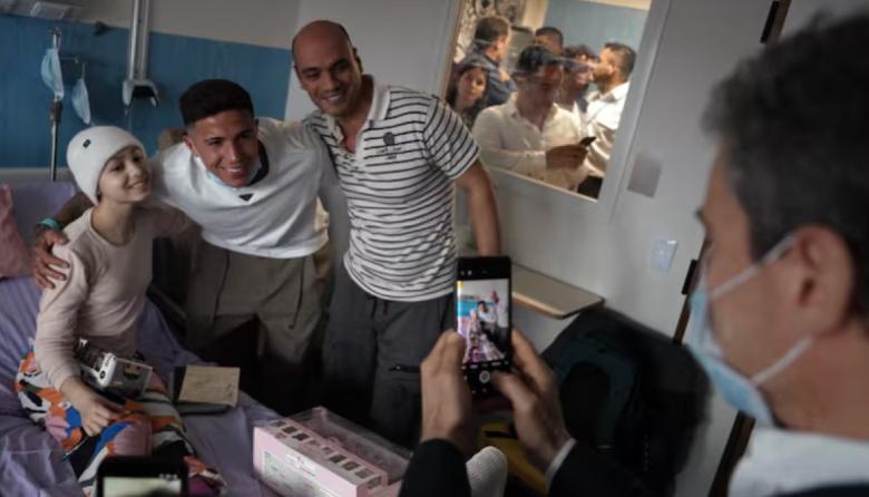 Enzo Fernández en el Garrahan: la tarde que compartió con chicos en oncología