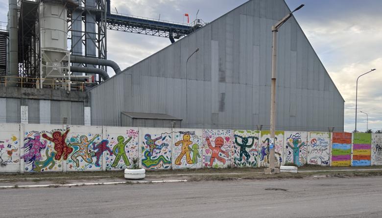 Se inaugura en Quequén “Pintando la Paz”, un mural colectivo contra la violencia