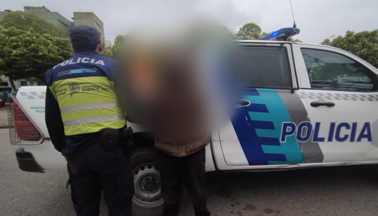 Intentaron llevarse una bicicleta y cajones de cerveza en Necochea: un aprehendido y dos sospechosos buscados