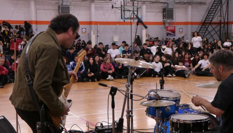 Estudiantes secundarios de San Cayetano celebraron su día con deportes, talleres y música