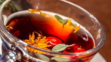 Preparación de té con hierbas del propio suelo necochense