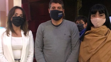 Andréa Cáceres y Sánchez Jáuregui en el cierre de campaña del Frente de Todos