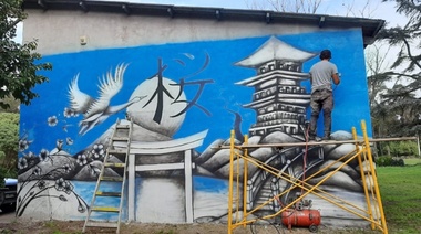 El mural en el Jardín Japonés en el Parque y el trabajo con un artista local