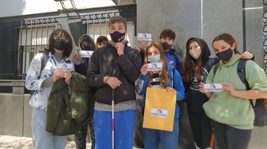 Franco y sus compañeros fueron al municipio a llevar la juntada de firmas y pedir por la colecta