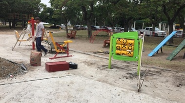 Avanza la remodelación de la Plaza Dardo Rocha con la instalación de modernos juegos