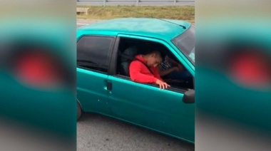 Dos policías fueron encontrados borrachos y dormidos detenidos en el medio de la Ruta 11