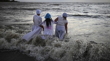 Se realiza en Quequén el Yemanjá, el agradecimiento a "la diosa del mar".