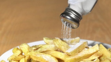 ¿Te preguntaste cuánta sal consumís? Nutricionistas sugieren otros condimentos