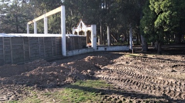 Trabajos de nivelación para la Feria 4 Estaciones en el acceso al Museo Regional