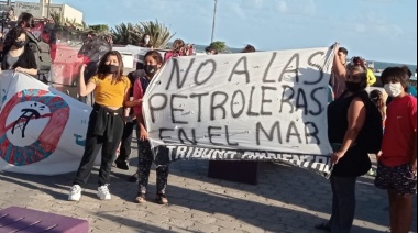 La asamblea "Mar Sin Petroleras" se vuelve a concentrar hoy, en tono festivo, tras la medida cautelar que aún prohibe el avance