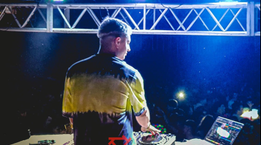 Se mira la Scaloneta y después con hitazos y reggaetón, Alan Gómez enciende la temporada en Quequén