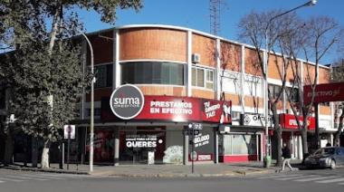 Delincuentes armados asaltan Suma Créditos y golpean a un empleado