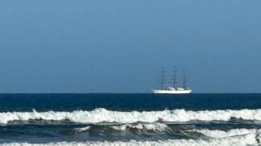 La Fragata Libertad fue vista desde la costas de Necochea y Quequén