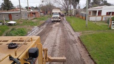 A pesar del clima reparan calles de tierra