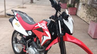 Robaron una moto de un deposito